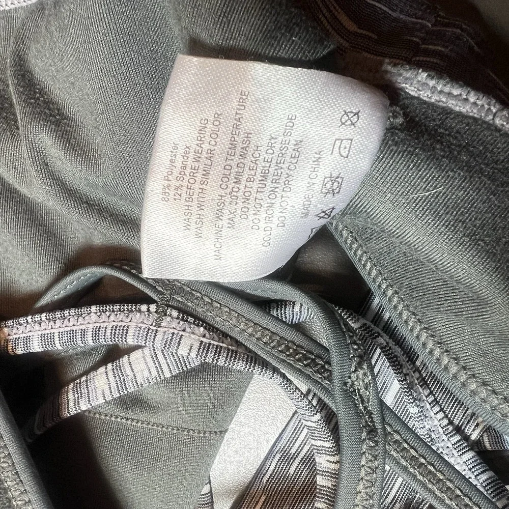 Zyia Light n Tight Strappy sports Bra Woman size Small Gray Gym‎ Yoga